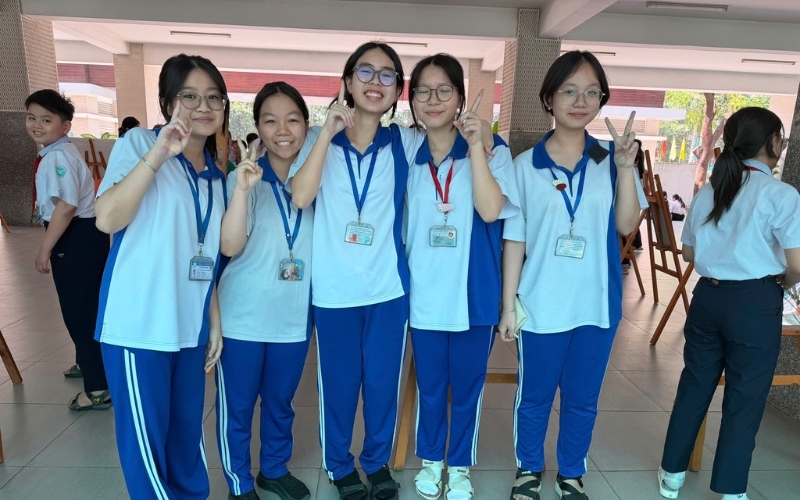 Đồng phục thể dục trường Nguyễn Khuyến Bình Dương có thiết kế năng động, thoải mái