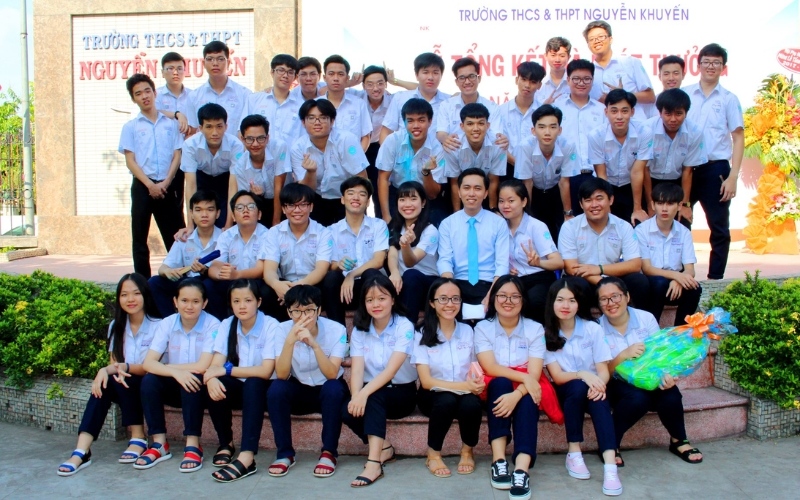 Đồng phục trường Nguyễn Khuyến Bình Dương chính khóa gồm sơ mi trắng phối với quần tây