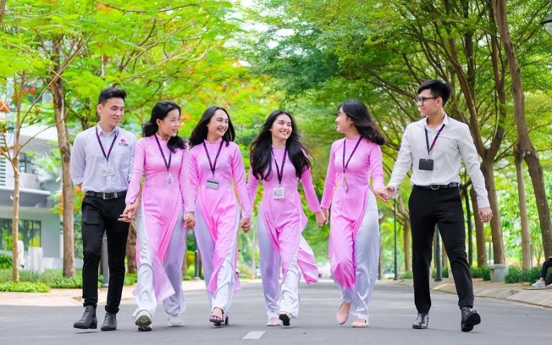 Đồng phục trường đại học Tôn Đức Thắng kết hợp hài hòa giữa nét truyền thống và hiện đại