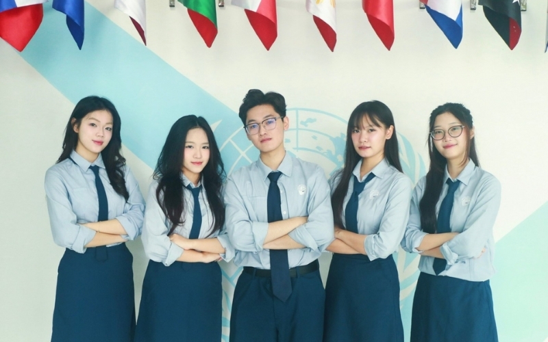 Đồng phục học viện Ngoại giao có thiết kế thanh lịch