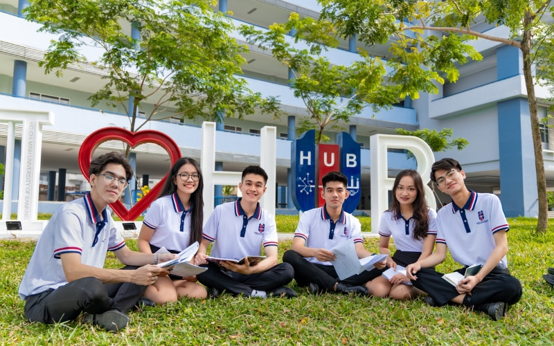 Đồng phục trường đại học giúp xây dựng bản sắc riêng của nhà trường