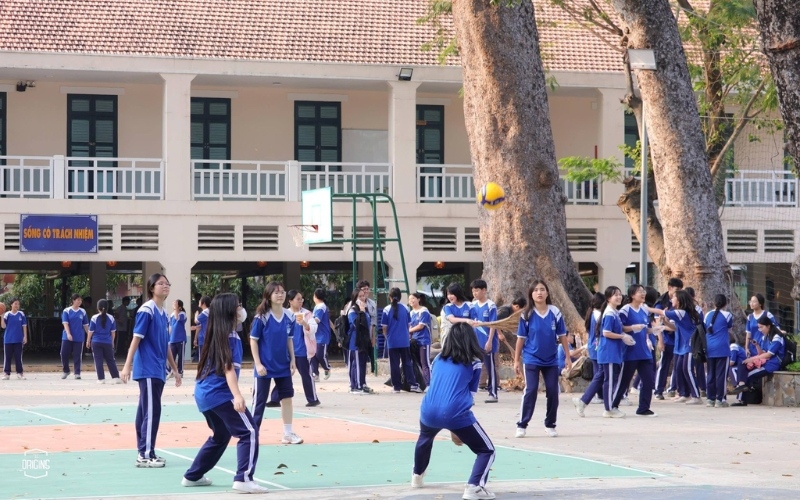 Bạn nên đặt đồng phục trường Lê Quý Đôn TPHCM rộng một chút để thoải mái vận động