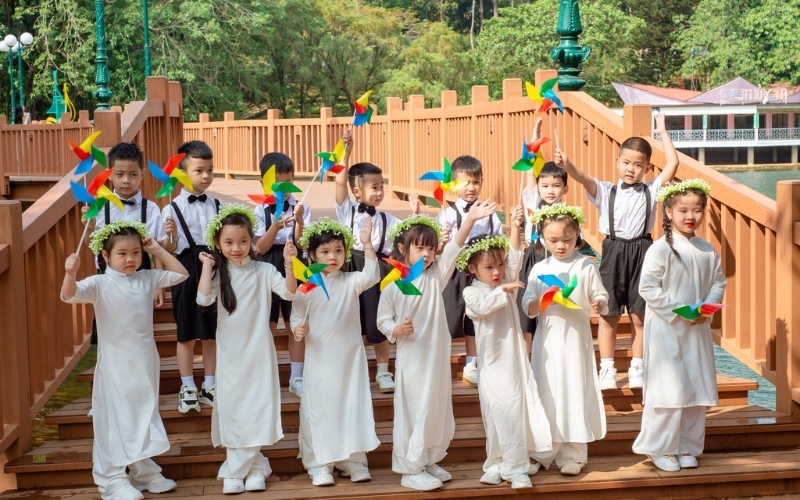 Trang phục đóng vai trò quan trọng khi chụp ảnh ra trường mầm non