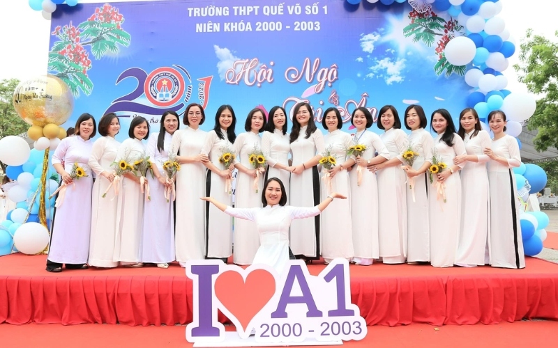 Phông kỷ niệm ngày ra trường là trung tâm để mọi người cùng chụp hình tập thể