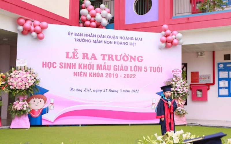 Mẫu background ngày ra trường tông màu hồng trắng trẻ trung