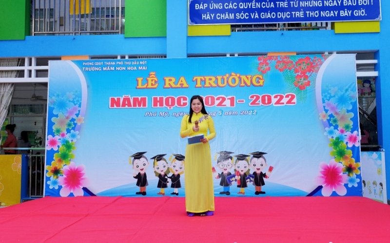 Các thông tin chính nên nằm ở nửa trên của background ngày ra trường