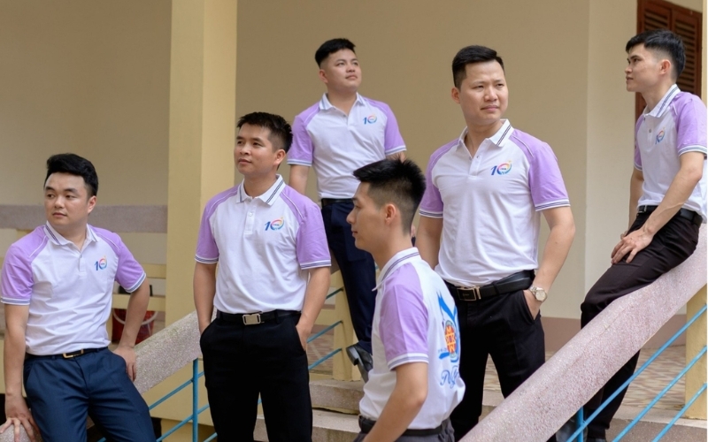 Việc cùng mặc áo đồng phục kỷ niệm 10 năm ra trường giúp bức ảnh có tính thẩm mỹ hơn