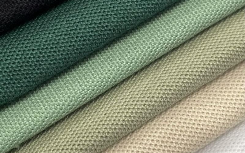 Vải cá sấu cao cấp sẽ giúp áo đồng phục kỷ niệm 10 năm ra trường có độ đứng phom tốt