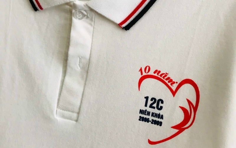 Hình in logo kỷ niệm 10 năm ra trường trên áo phải sắc nét và bền màu