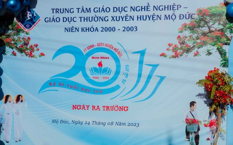 Logo 20 năm ngày ra trường được dùng để thiết kế background cho buổi lễ