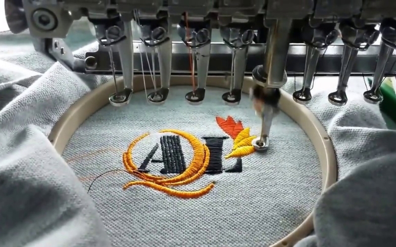 Kỹ thuật thêu vi tính giúp logo sắc nét và có độ bền lâu khi thêu lên áo
