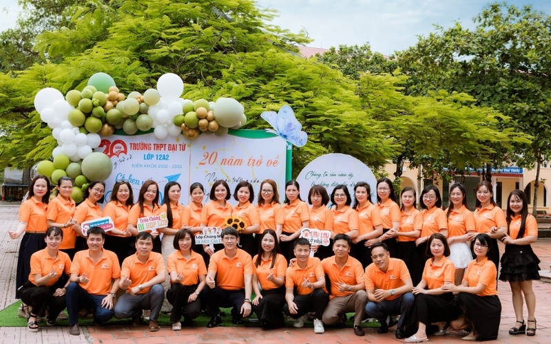 Bạn nên chọn màu logo kỷ niệm 20 năm ra trường có độ tương phản với màu nền vải