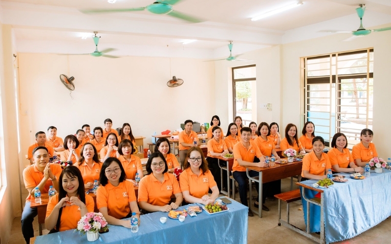 Việc cùng mặc áo đồng phục giúp bức ảnh kỷ niệm thêm đồng điệu và ấn tượng