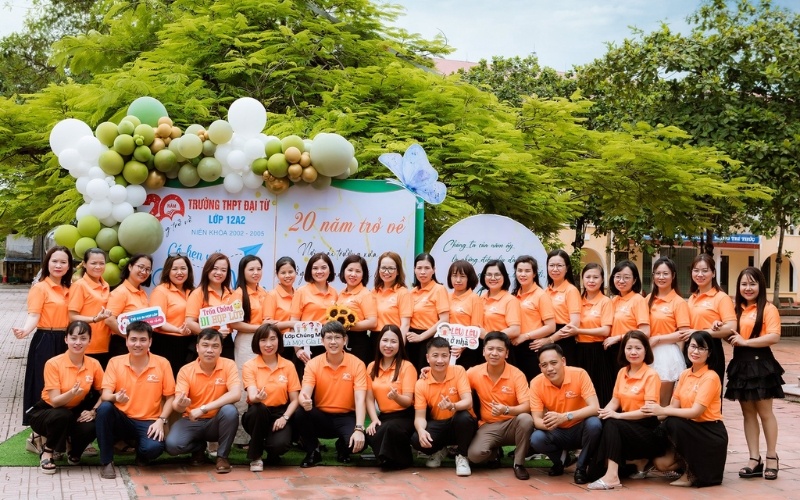 Đồng phục là món đồ không thể thiếu khi tổ chức họp lớp kỷ niệm 20 năm ra trường