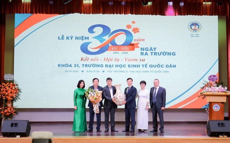 Việc chuẩn bị quà tặng kỷ niệm 30 năm ra trường thể hiện sự tri ân nhà trường và thầy cô