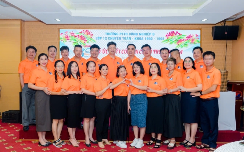 Logo kỷ niệm 30 năm ngày ra trường được thiết kế chỉn chu giúp nâng tầm áo đồng phục