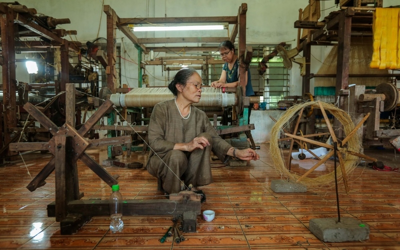 Làng dệt Phùng Xá là làng nghề truyền thống nổi tiếng với nghề dệt tơ sen