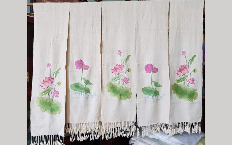 Mẫu khăn tơ sen thêu tay hình hoa sen đầy tinh tế