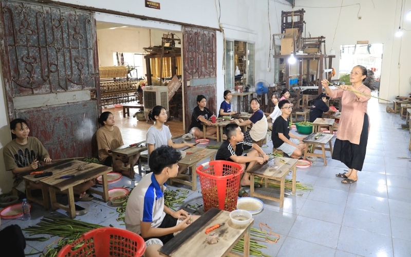 Lụa tơ sen có giá thành rất cao bởi quy trình sản xuất rất kỳ công