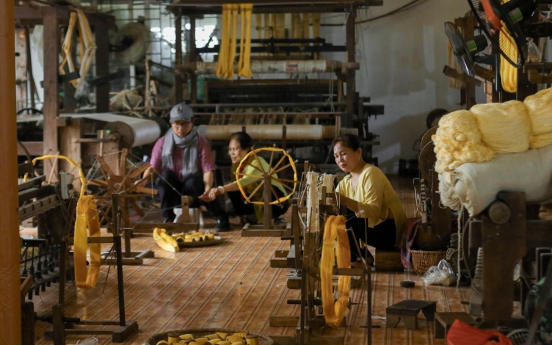 Bạn nên mua lụa tơ sen trực tiếp tại làng dệt Phùng Xá