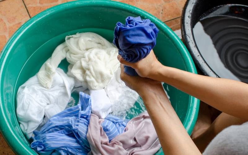 Bạn nên giặt quần có chất liệu vải sợi tre nhẹ nhàng bằng tay