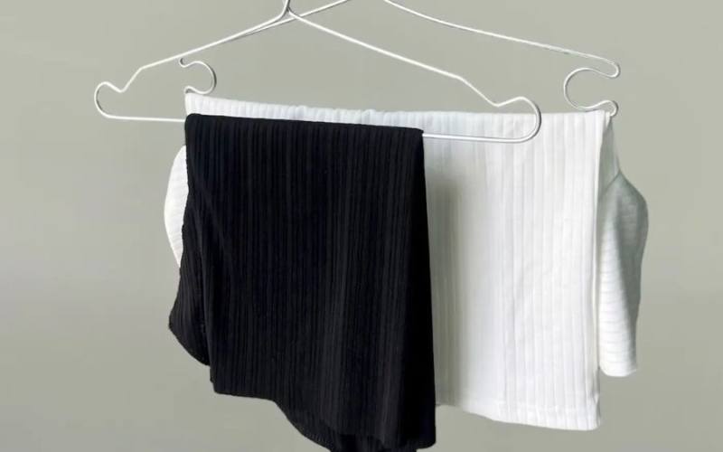 Bạn nên phơi quần áo vải tre nằm ngang thay vì móc để tranh bị chảy xệ
