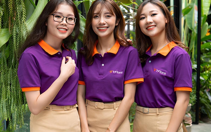 Vị trí đặt logo trên ngực áo polo đồng phục cần phù hợp để tạo điểm nhấn