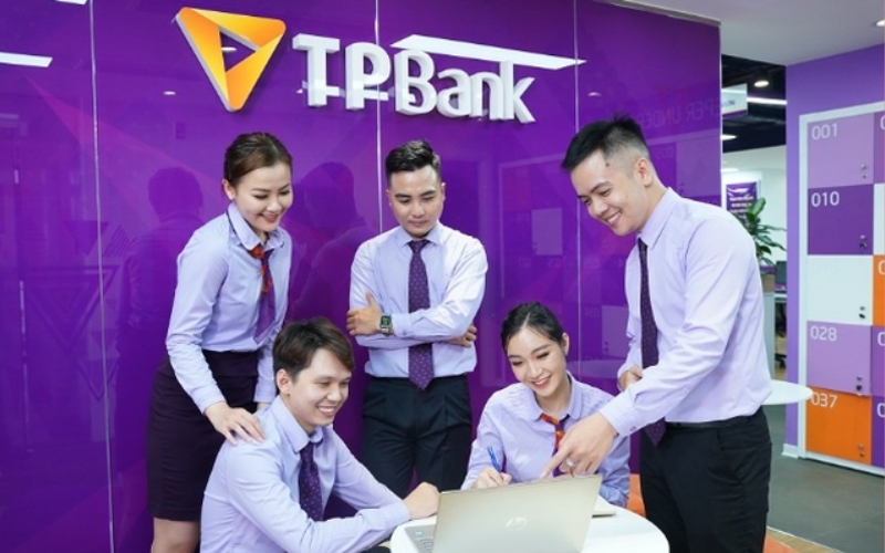 Đồng phục công ty nên có màu sắc đồng bộ với bộ nhận diện thương hiệu