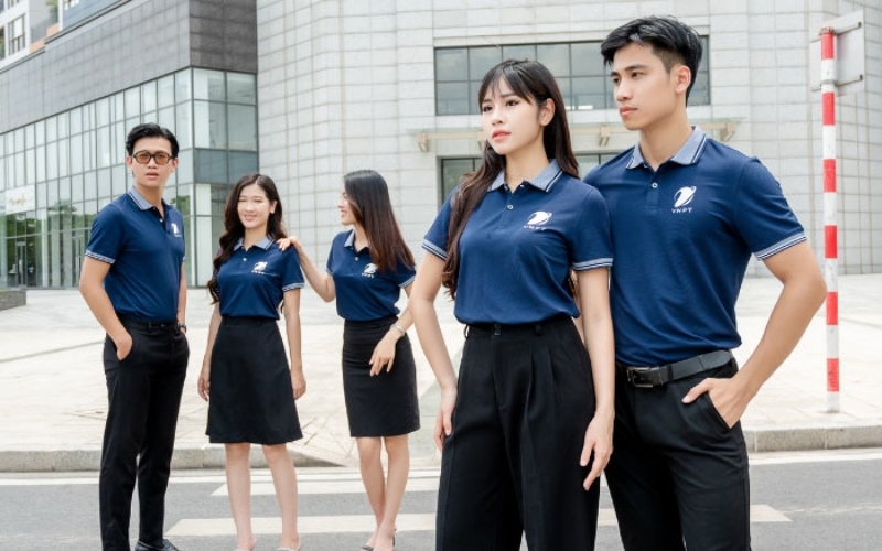 Đồng phục công ty cần có độ co giãn để đảm bảo sự thoải mái cho nhân viên