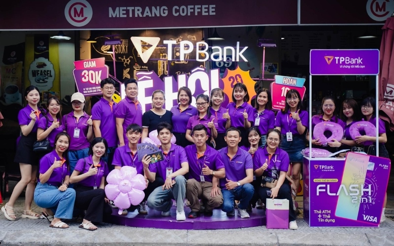 Bạn cần chọn màu áo đồng phục đồng bộ với bộ nhận diện thương hiệu