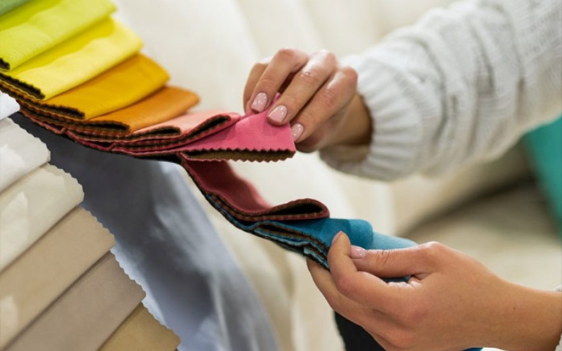 Bạn cần kiểm tra kĩ chất liệu vải trước khi đặt mua áo đồng phục công ty