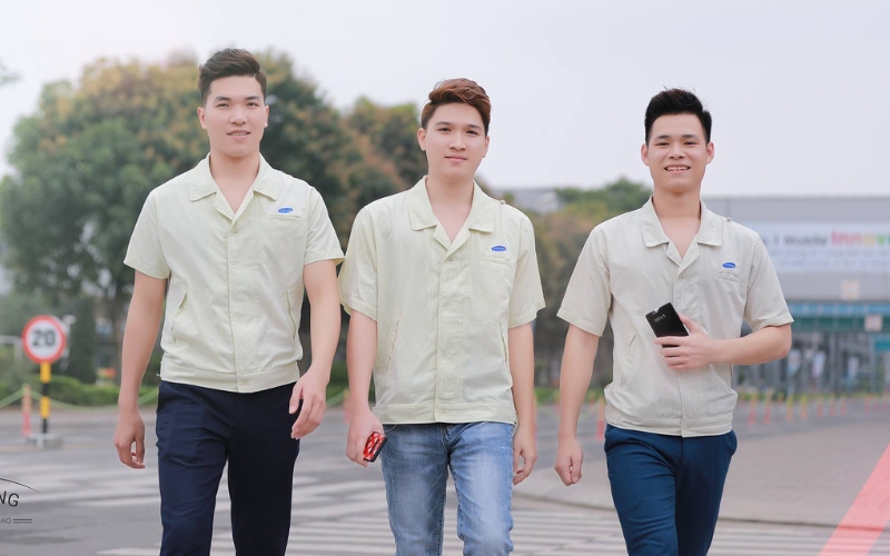 Đồng phục công ty samsung thêu logo sắc nét ở vị trí ngực trái