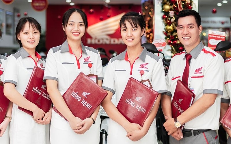 Đồng phục công ty Honda có logo đặc trưng được thêu sắc nét ở vị trí ngực trái