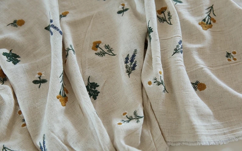 Vải linen thêu có các họa tiết được trang trí bằng kỹ thuật thêu chỉ