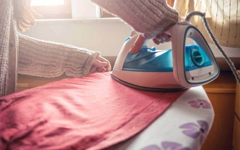 Bạn nên dùng bàn ủi hơi nước để ủi trang phục vải linen