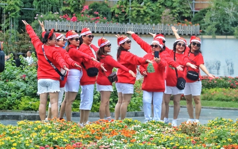 Áo đồng phục là gợi ý quà tặng giáng sinh cho nhóm bạn thân