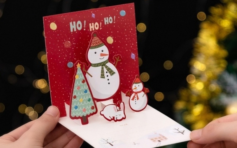 Món quà có màu sắc bắt mắt là gợi ý quà tặng giáng sinh cho trẻ em