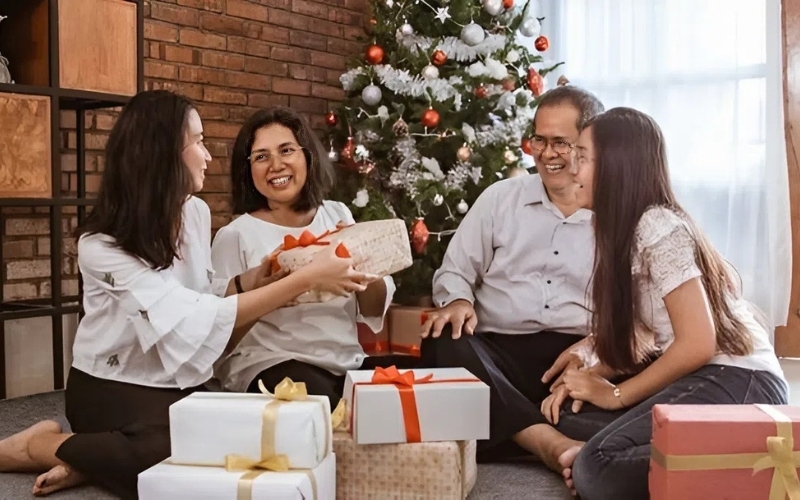 Bạn cần xác định đối tượng nhận để có câu trả lời chính xác cho lễ Giáng sinh tặng quà gì