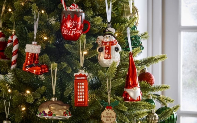 Các dây treo xinh xắn để trang trí cây thông cũng có thể làm quà giáng sinh đầy ấn tượng