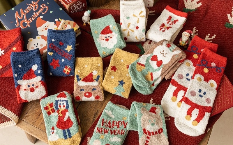 Tất hoạt tiết Noel là món quà Giáng sinh nhỏ xinh rất thiết thực trong mùa lạnh