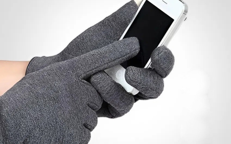 Găng tay cảm ứng mà món quà Giáng sinh vừa giúp giữ ấm vừa tiện lợi